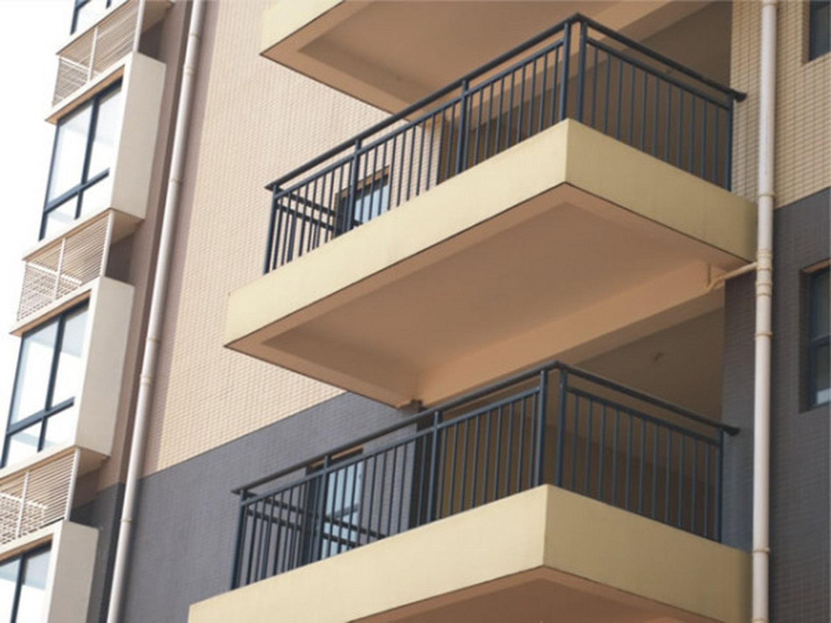 阳台栏杆哪种好  1,防腐木护栏:在高级住宅区和别墅中,护栏材质的选择