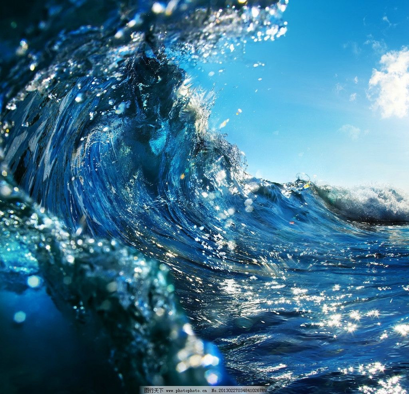 海浪拍打着沙滩,一浪高过一浪, 浪花一朵朵盛开,浪花一朵朵落下 盛开