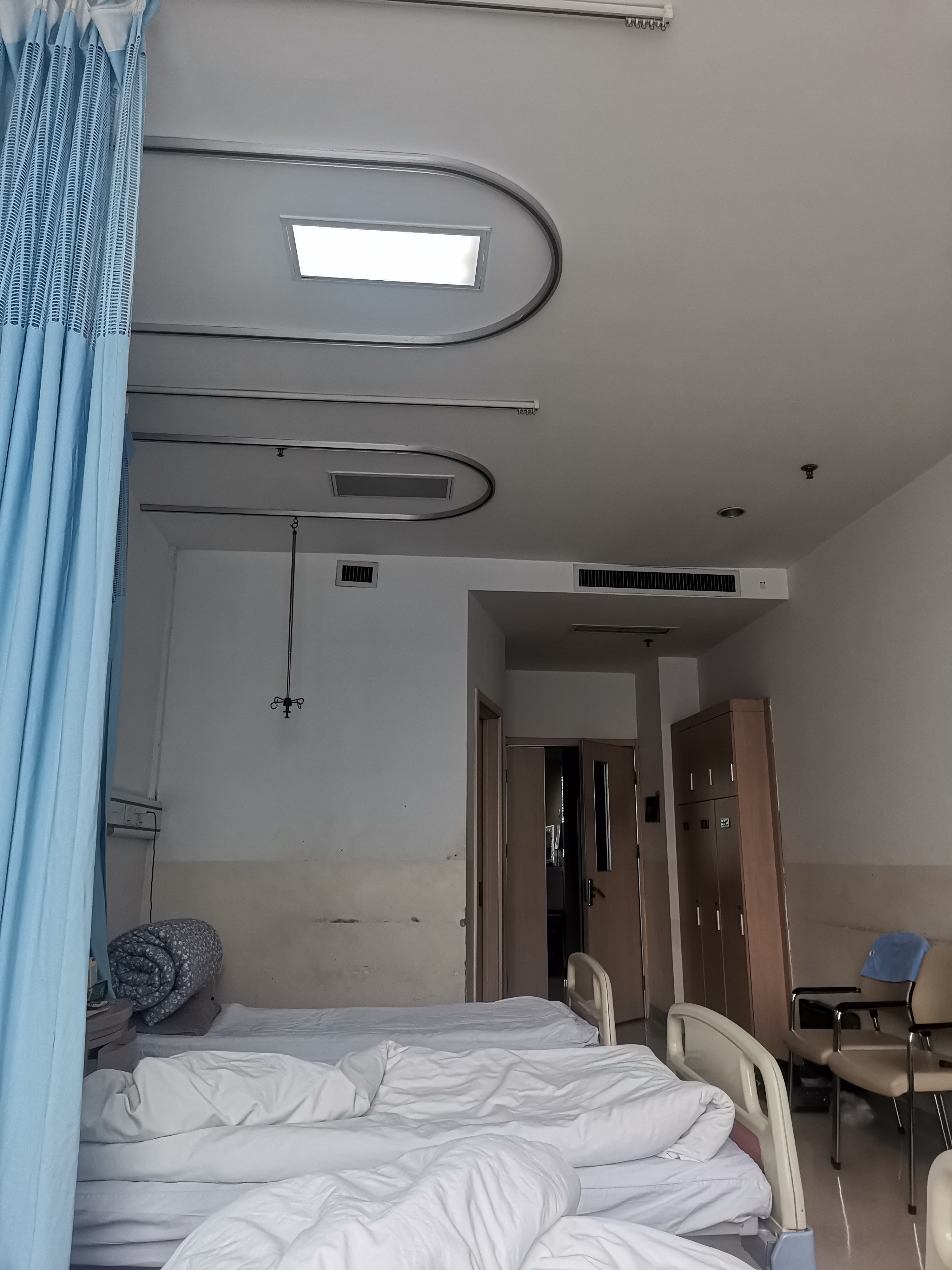 老公因为要做一个眼睛小手术住进了本地的河北眼科医院,病房三张床位