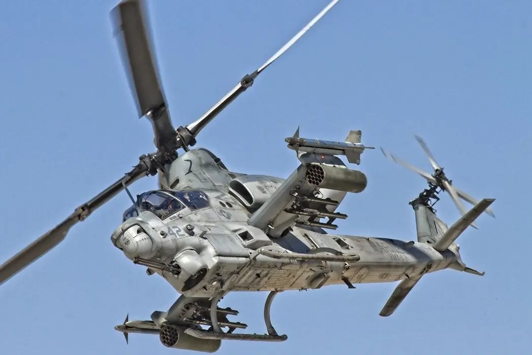 战机欣赏:ah-1z"蝰蛇" 武装直升机