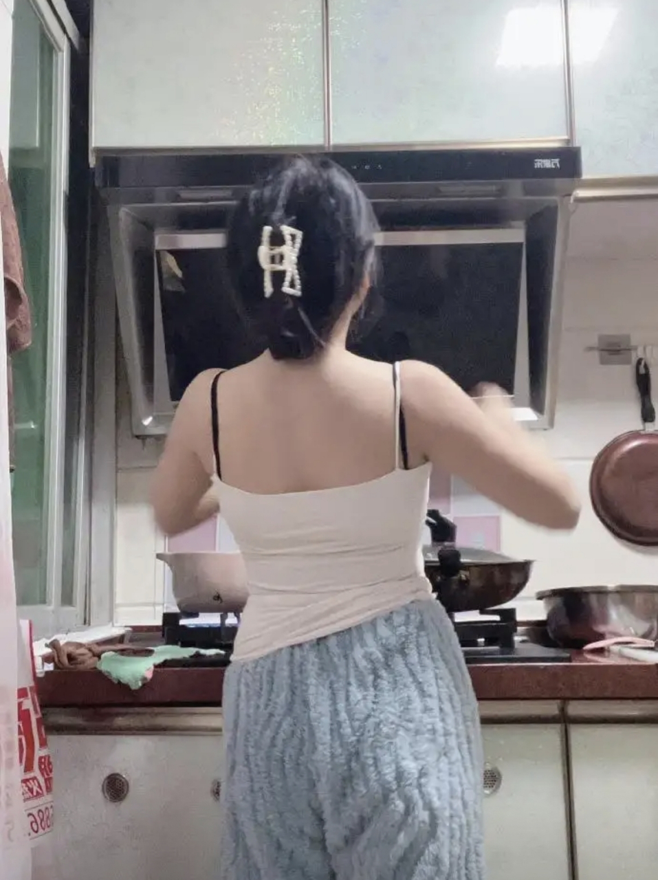 网友:楼下女邻居又叫我去家里吃饭,还想骗我洗碗,还好我机智吃完就跑