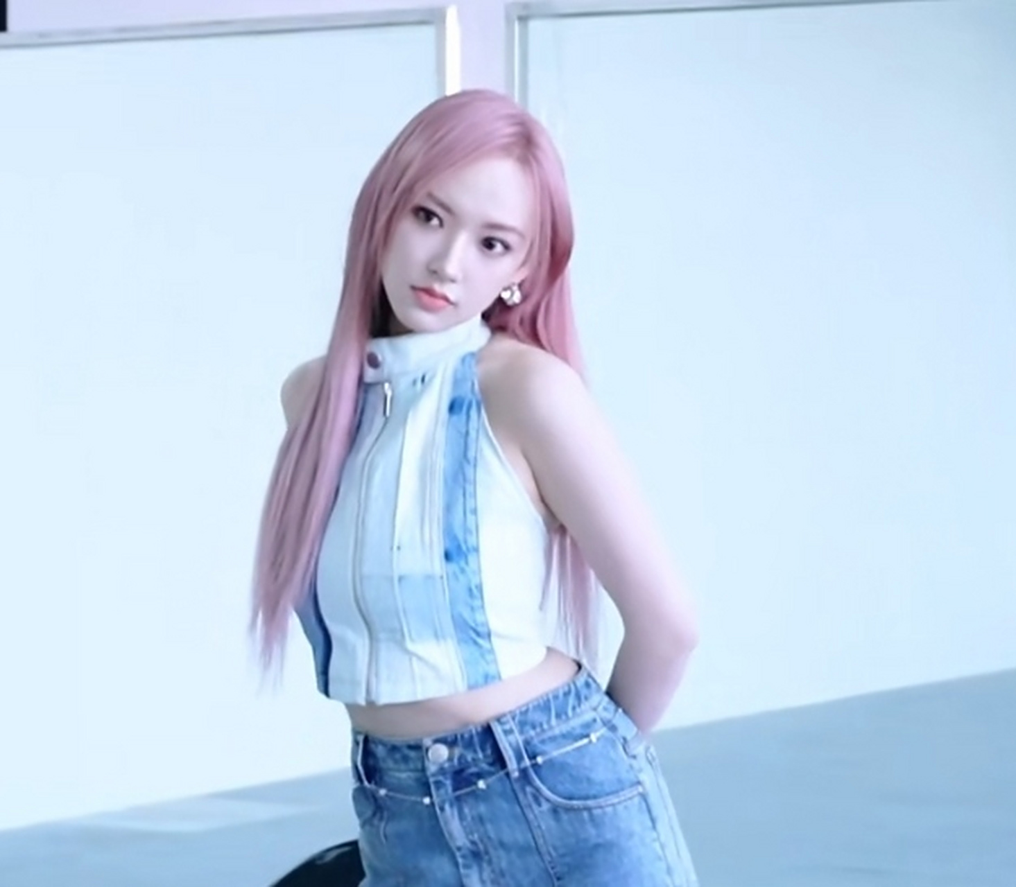 程潇拍宣传片幕后生图,她染了粉紫色头发重新找回舞台爱豆的感觉,洋气