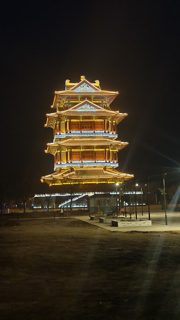 白鹤楼的夜景很美,虽然这几天天气不是很好,总是阴天,白天雾蒙蒙的有