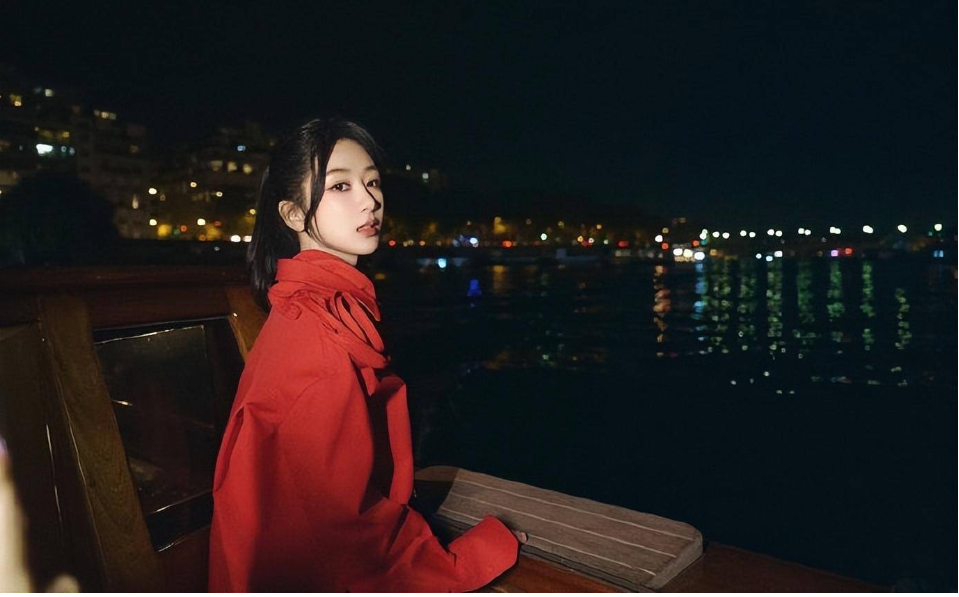 "我的妈呀!杨紫的紧身裙造型太绝了,你get到她的美了吗?