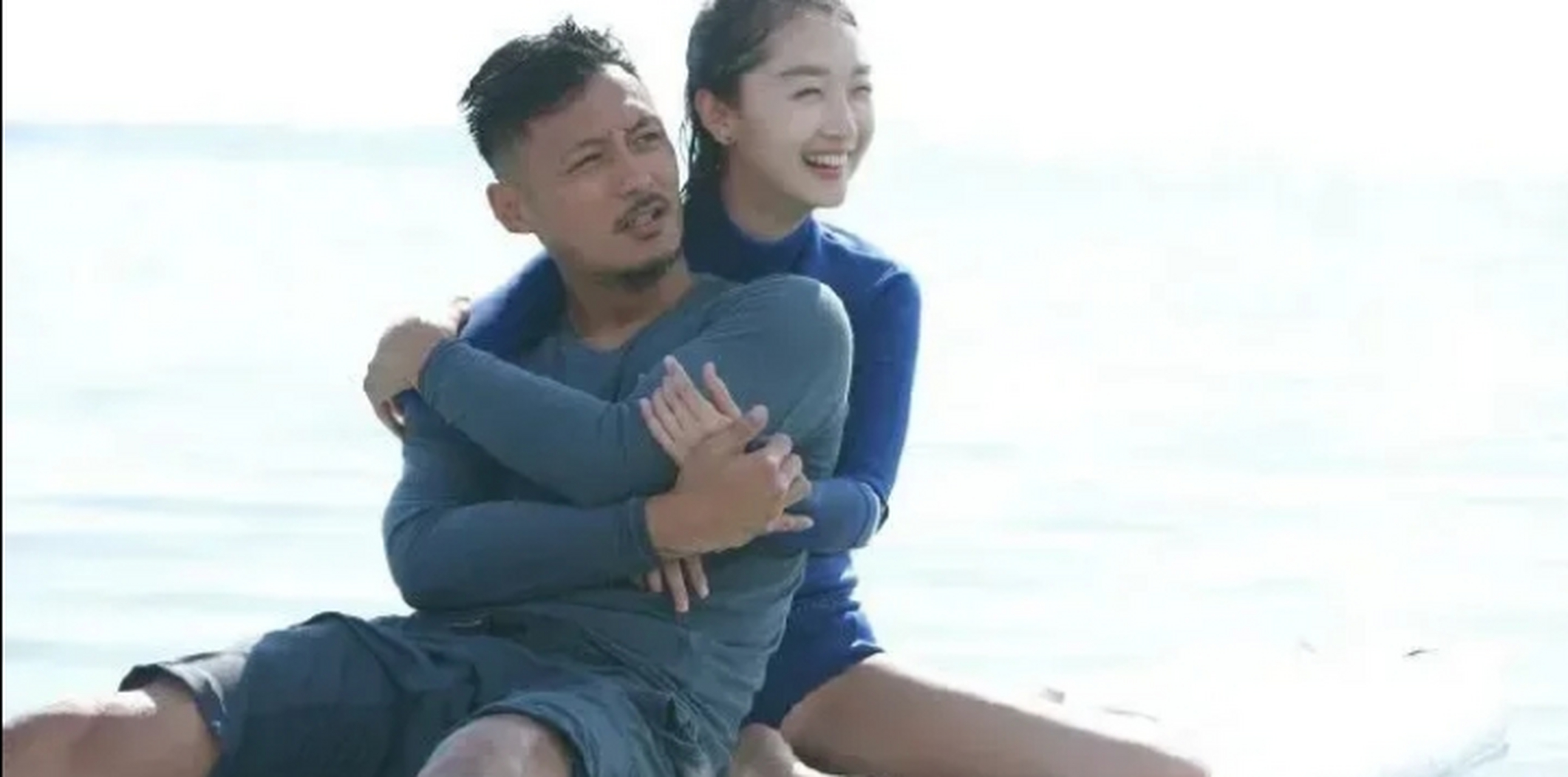 我要提醒大家不要轻易放大看周冬雨icon和余文乐icon的水上瑜伽视频