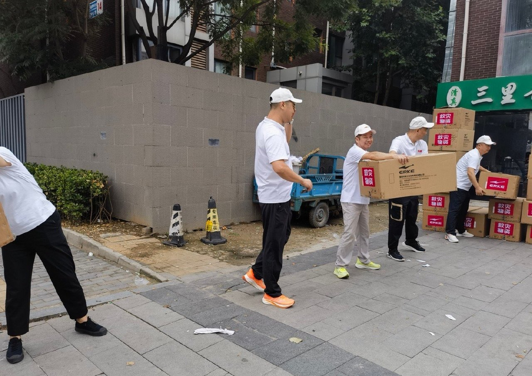 据鸿星尔克官方发布,鸿星尔克公益小分队为抗洪救灾的一线工作者及