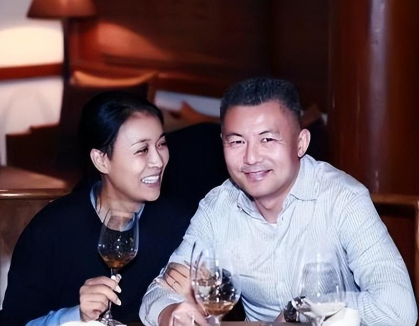 那英参加聚会,抽50块钱中华烟很低调,单手拿烟气场强