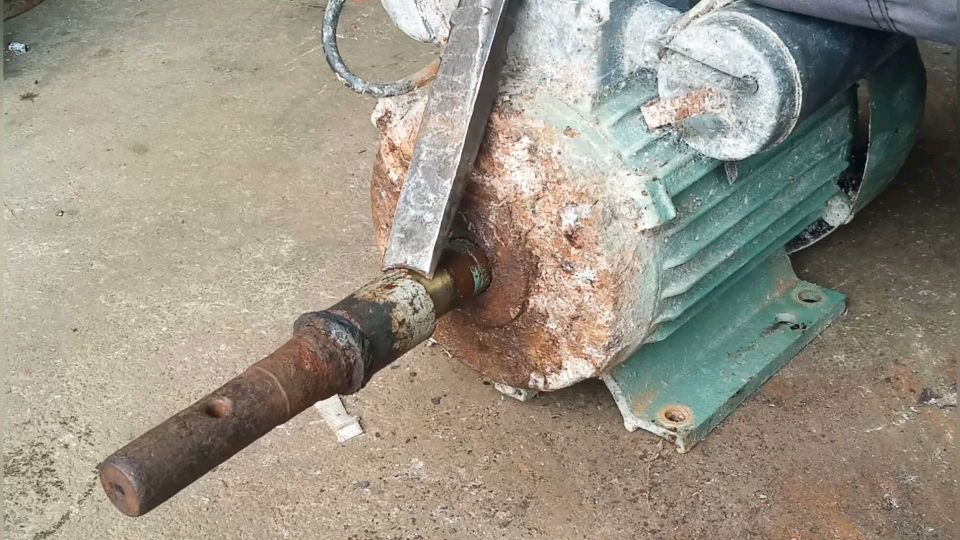 绞肉机到处生锈,最怕换电机前端盖轴承,还好挺顺利