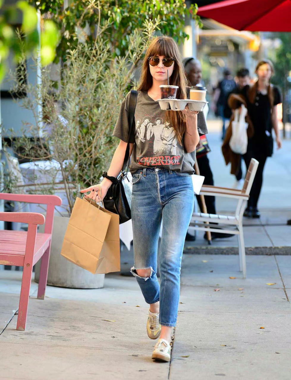 街拍旧图:19年11月,达妹dakota johnson在洛杉矶外出买咖啡街拍.