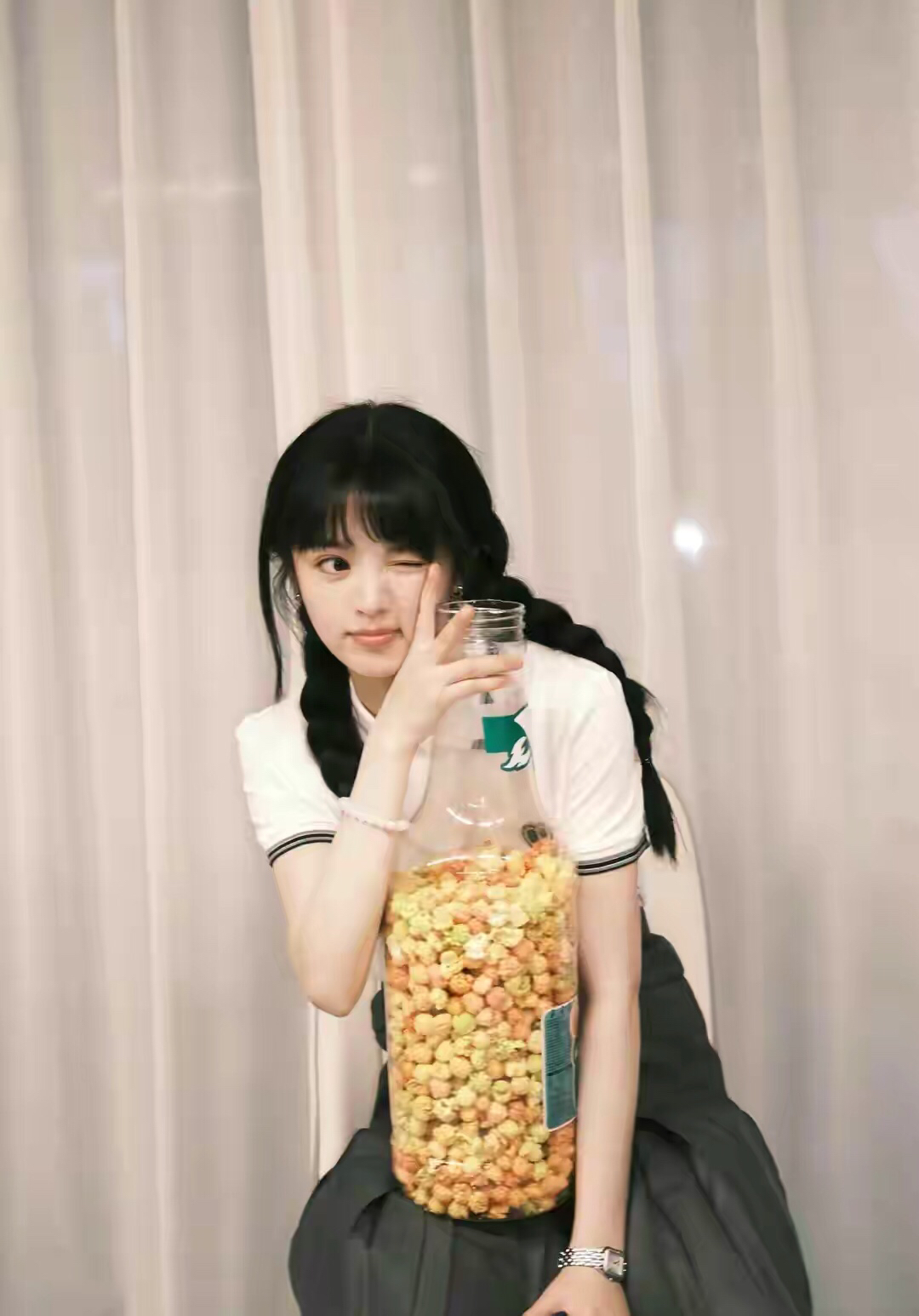 田曦薇不愧是高个子甜妹,黑白配连衣裙清新靓丽,大长腿绝了