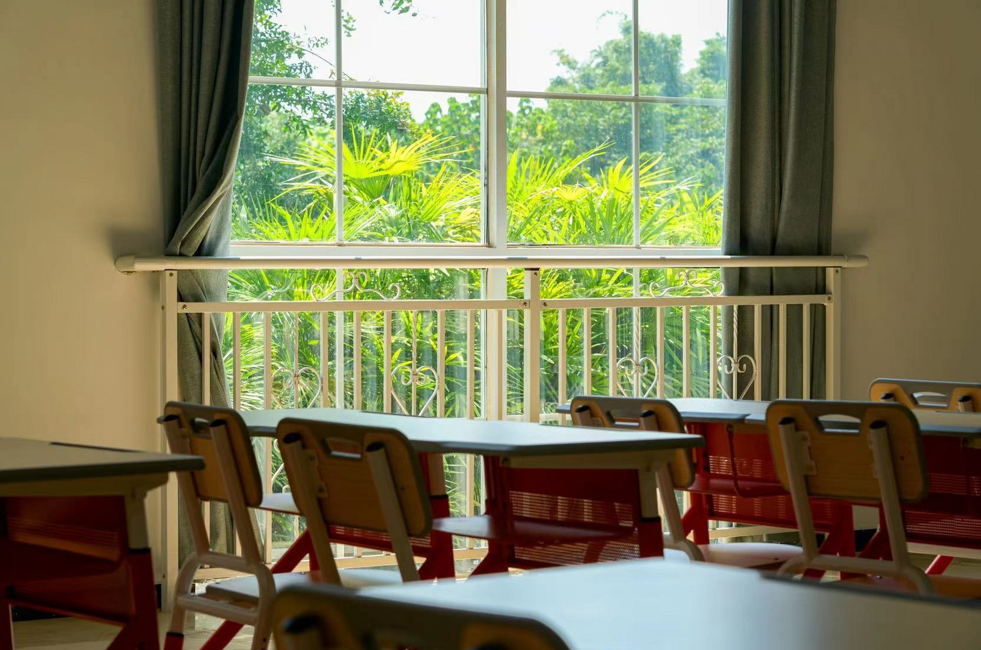 职业学院教室里面都可以看到教室外面的风景,整片绿色让人身心愉悦