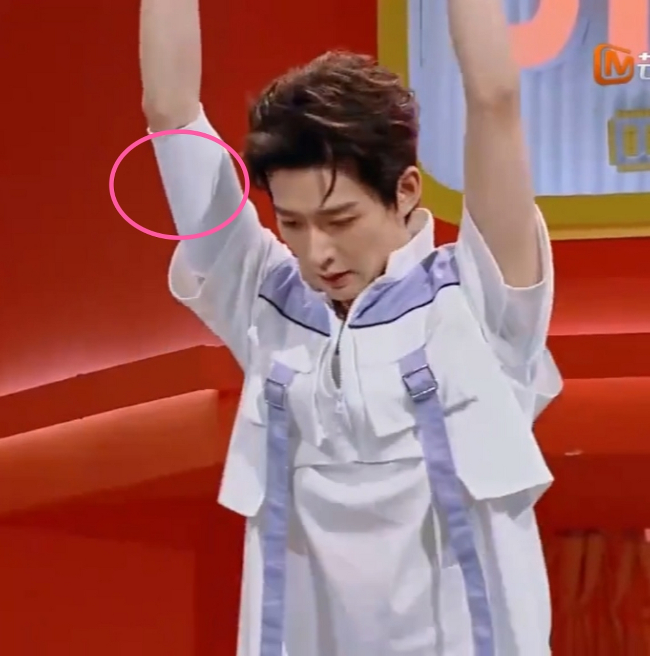 你好星期六,邓为手臂纹身被遮  其实这个温柔细腻大男孩 手臂上纹身