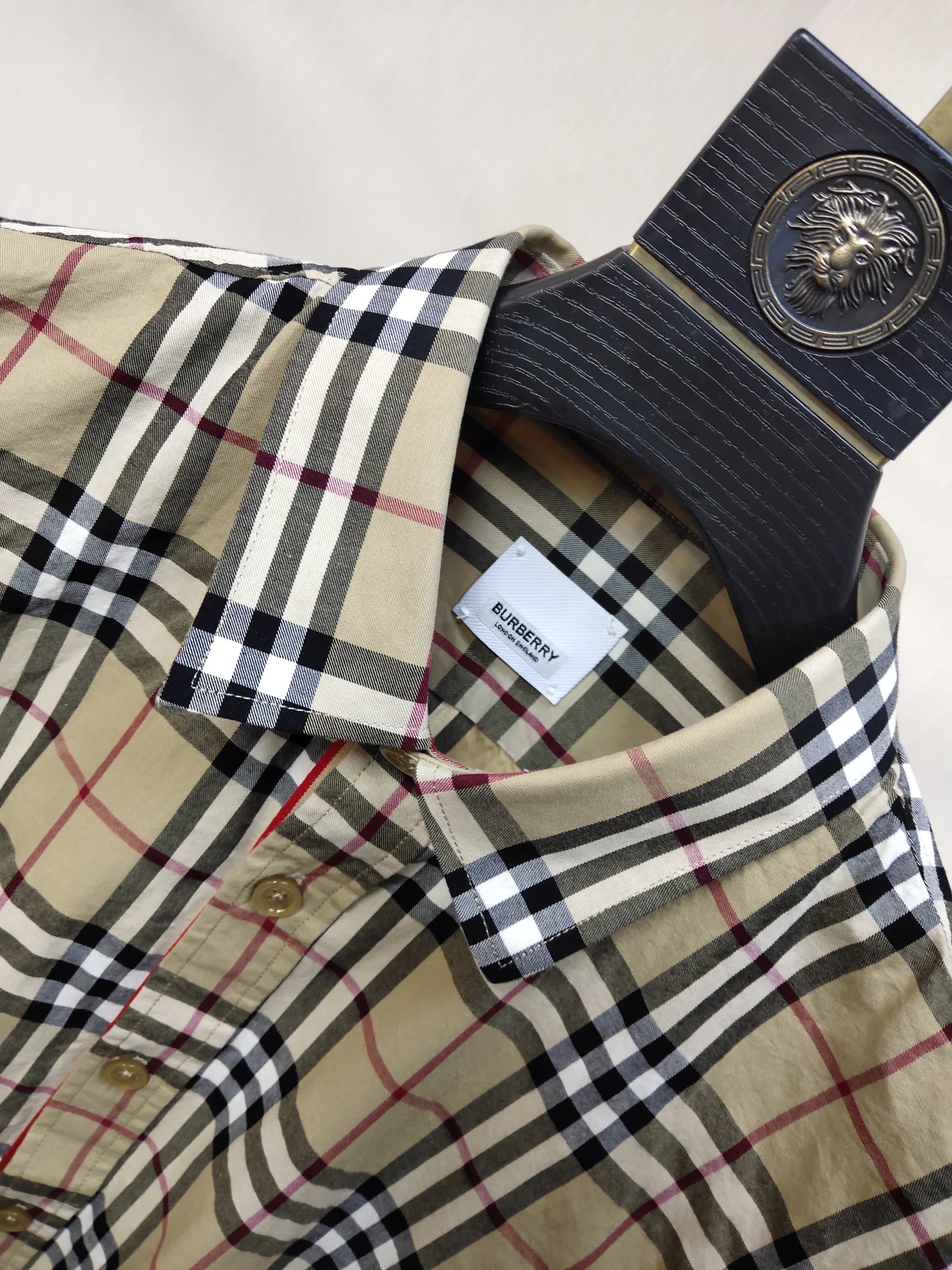 burberry经典的格子图案,独特的布料功能和大方优雅的剪裁