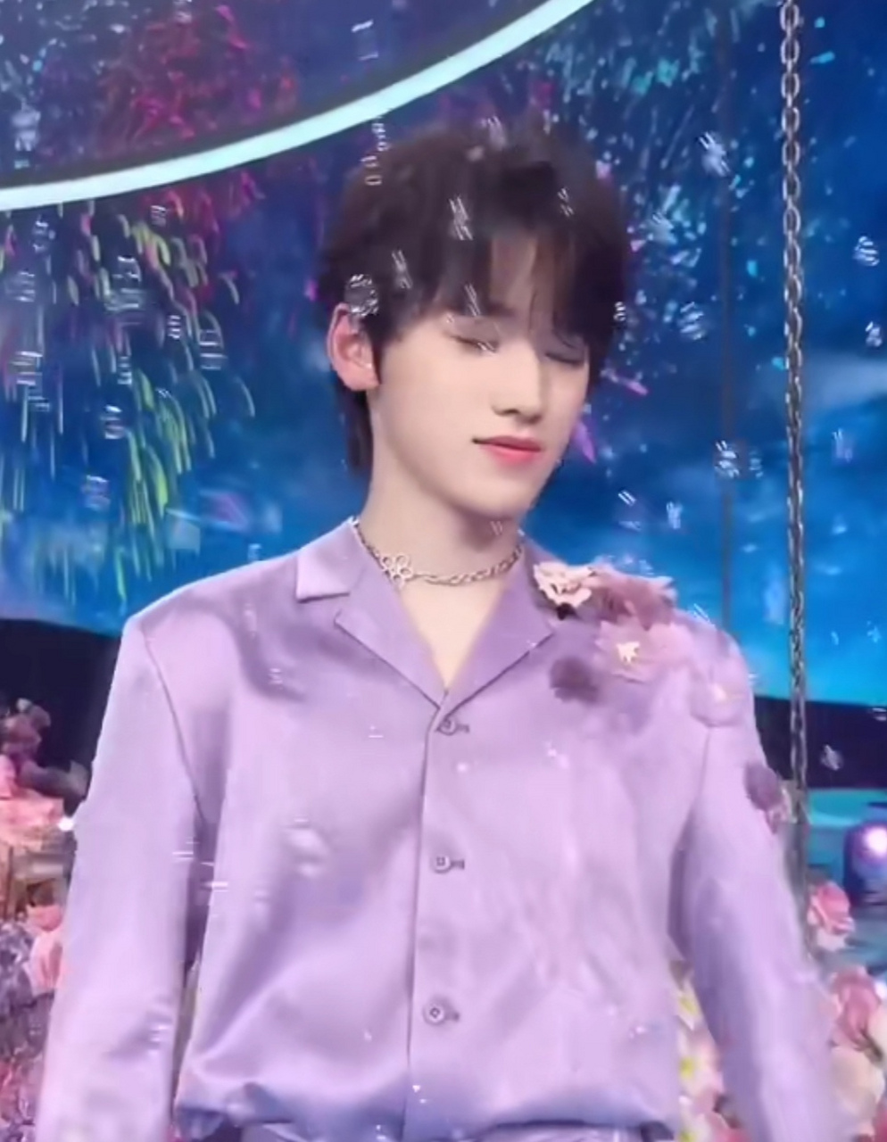 宋亚轩转花 宋亚轩好会转花啊,转到我心坎儿了!好帅好帅