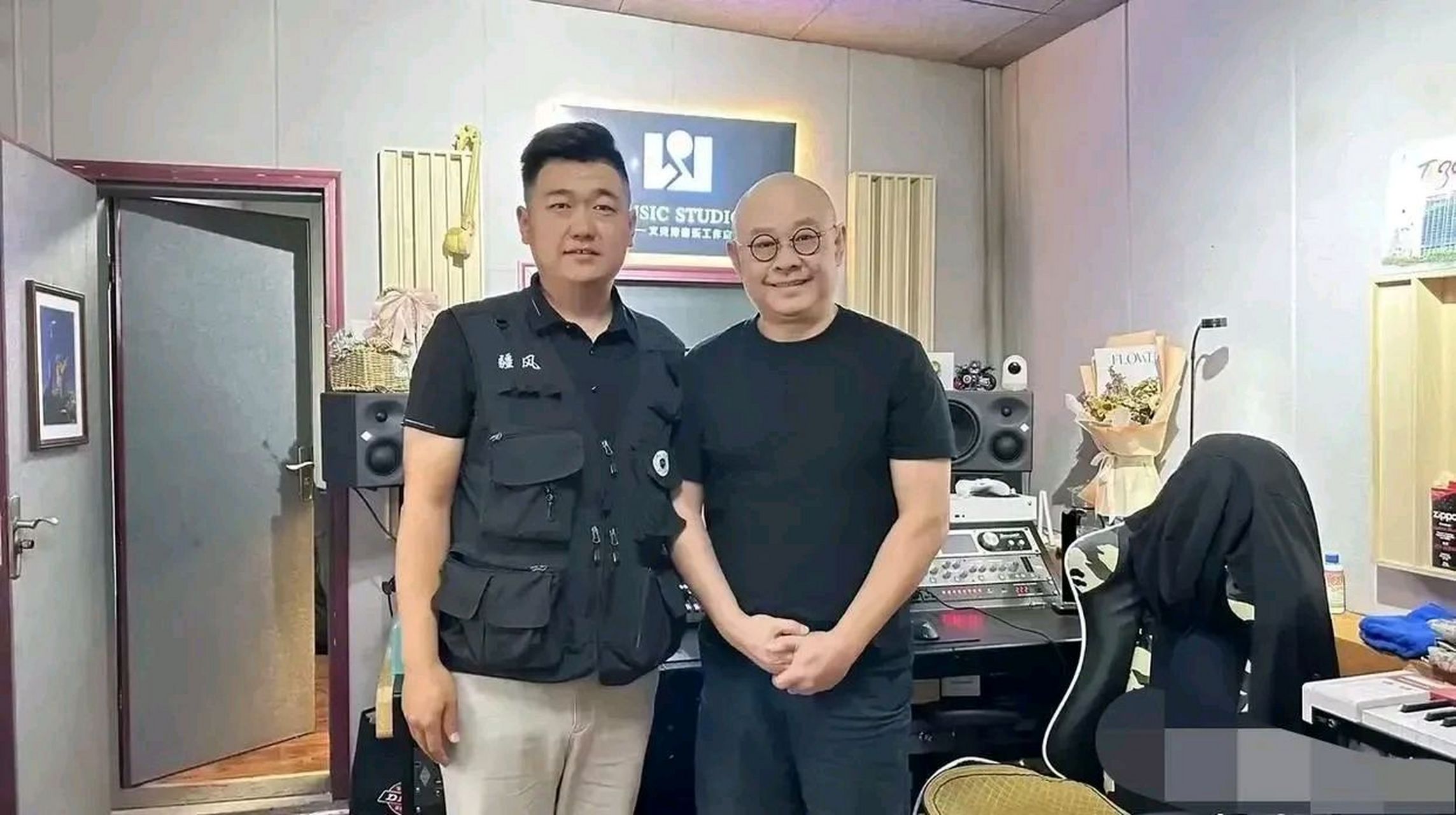 刀郎的近照曝光,没想到他已经老成这样了,在大家的印象中他还是那个