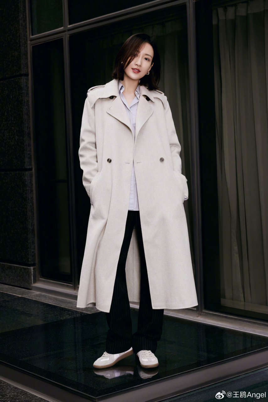 大衣内搭灰色衬衫搭配阔腿裤,简约干练,再搭一双平底鞋,走起路来自带