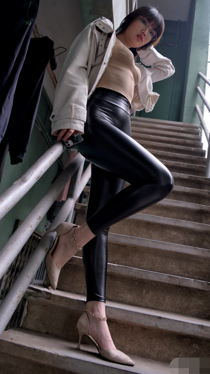 街拍黑色紧身皮裤小姐姐