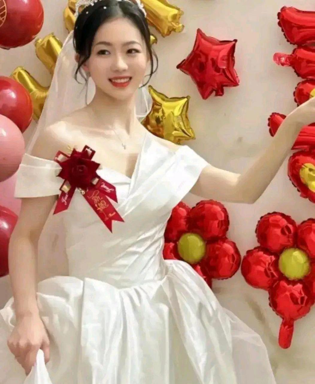 新娘这个笑容多少有点牵强