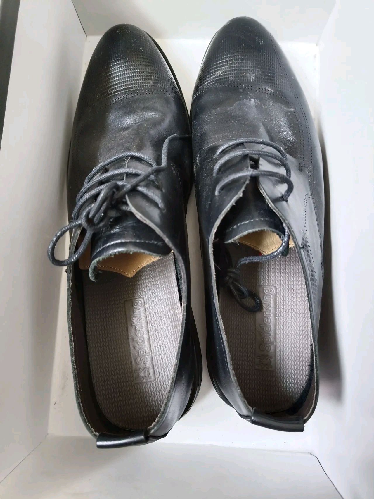 我老公和儿子就从来不穿皮鞋他们说皮鞋不好搭配服装而且穿起儡很