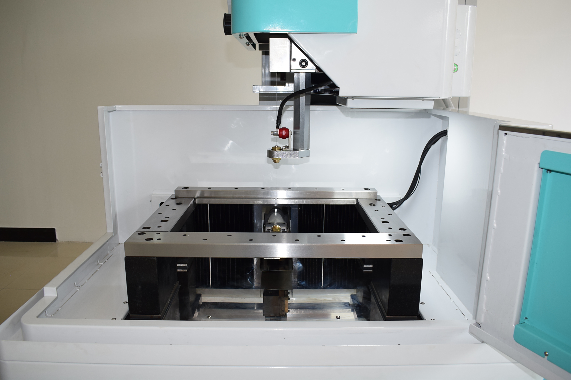 全闭环中走丝线切割机床