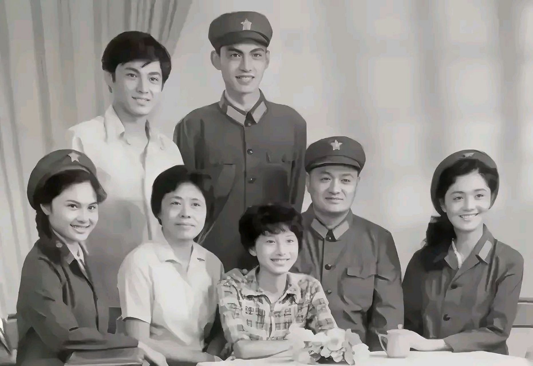 70年代,韩月乔与他的家人,一张罕见的家庭照,镜头中的人分别是他的