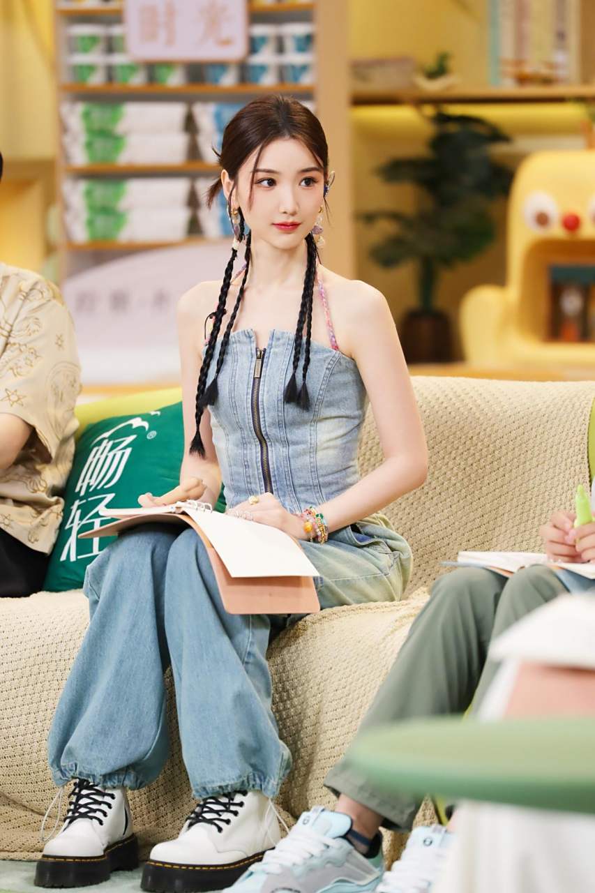 毛晓彤美得像洋娃娃一样,一双大眼睛自带美瞳,真令人羡慕!