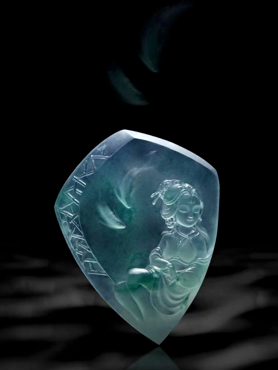 最近很有眼缘的一套翡翠作品 找货主拿的图片 雕刻的美人美丽 价格更