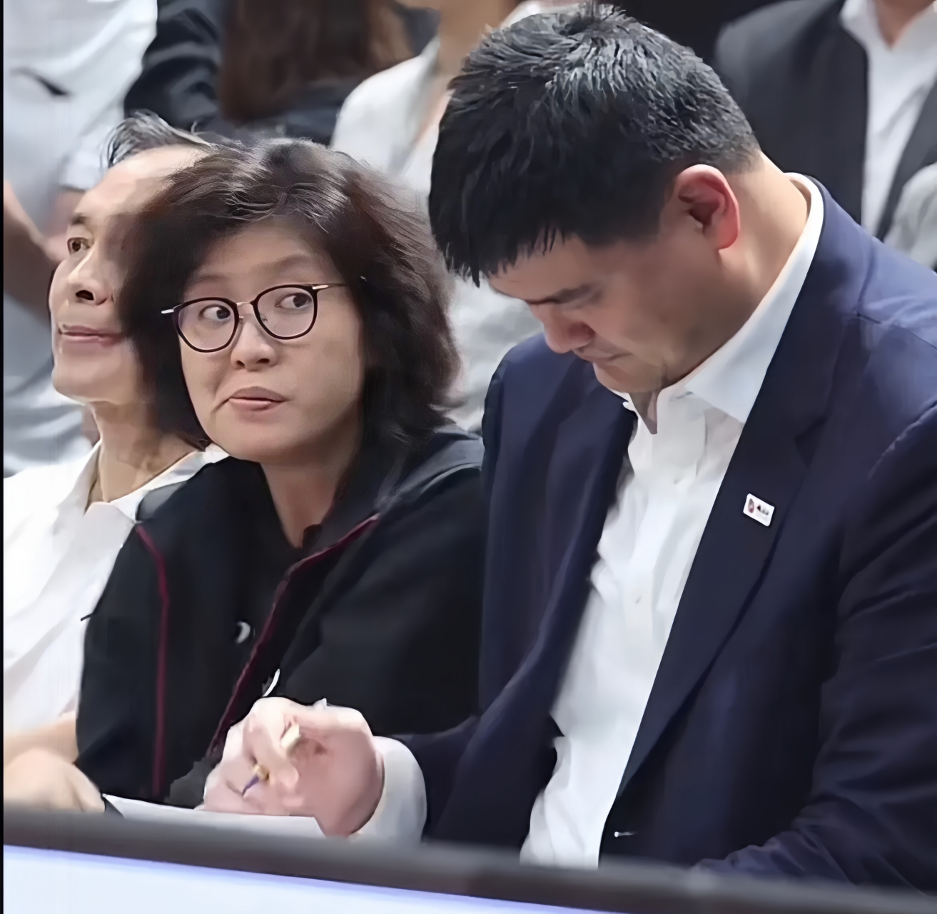 姚明和叶莉这对体育界的明星夫妻,一直以来都以恩爱和互相支持的形象