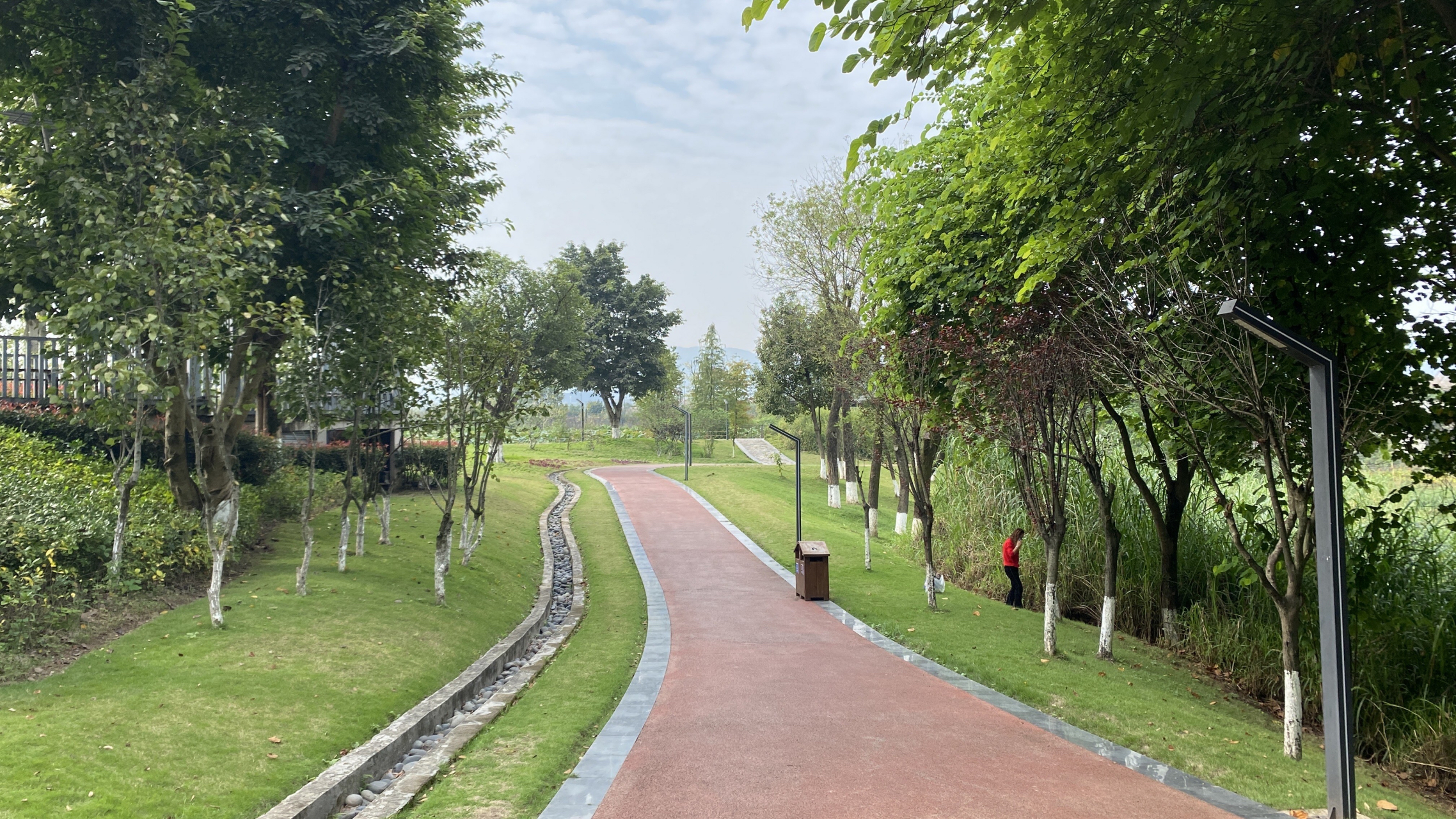 重庆金凤花房子湿地公园是一个集休闲,观光,游玩于一体的综合性公园.