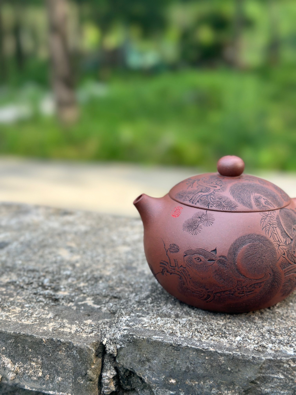 有"中华神刀"美誉  杨喜雨老师被誉为"中华神刀",身怀绝技,紫砂刻绘