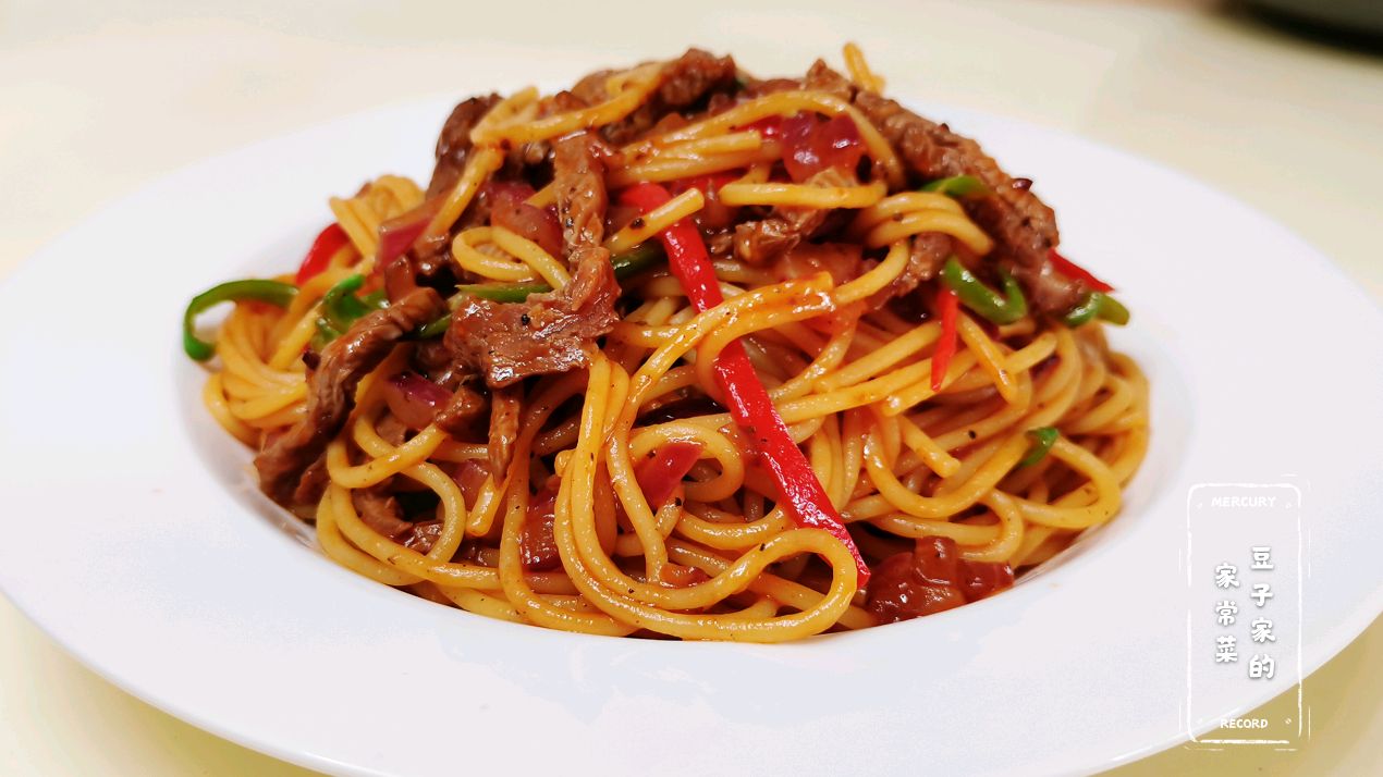 不想做饭?就试试这道黑椒牛柳意大利面吧,简简单单又好吃