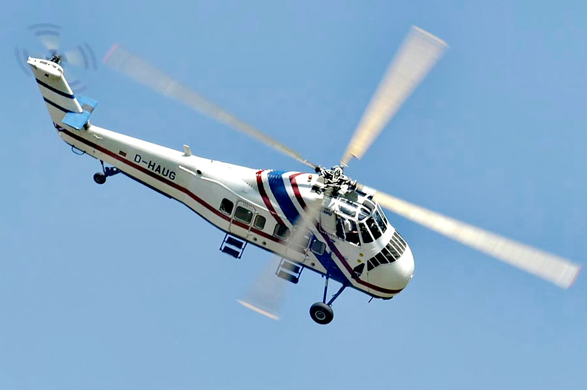 百度秋冬打卡挑战赛# #军事武器# #直升机