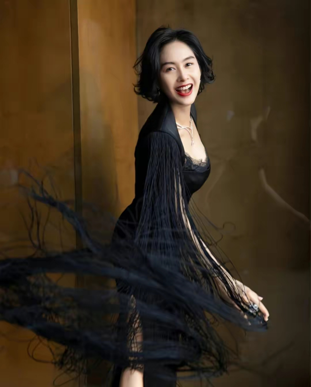 51岁朱茵出席活动,"高压锅"身材太吸睛,网友:年过半百风情  最近,网上