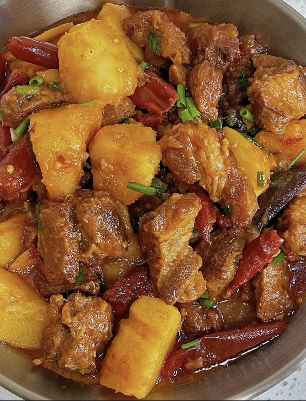 鲜嫩入味的牛肉,软糯可口的土豆,浓郁的汤汁拌着米饭,胃口大开连 吃