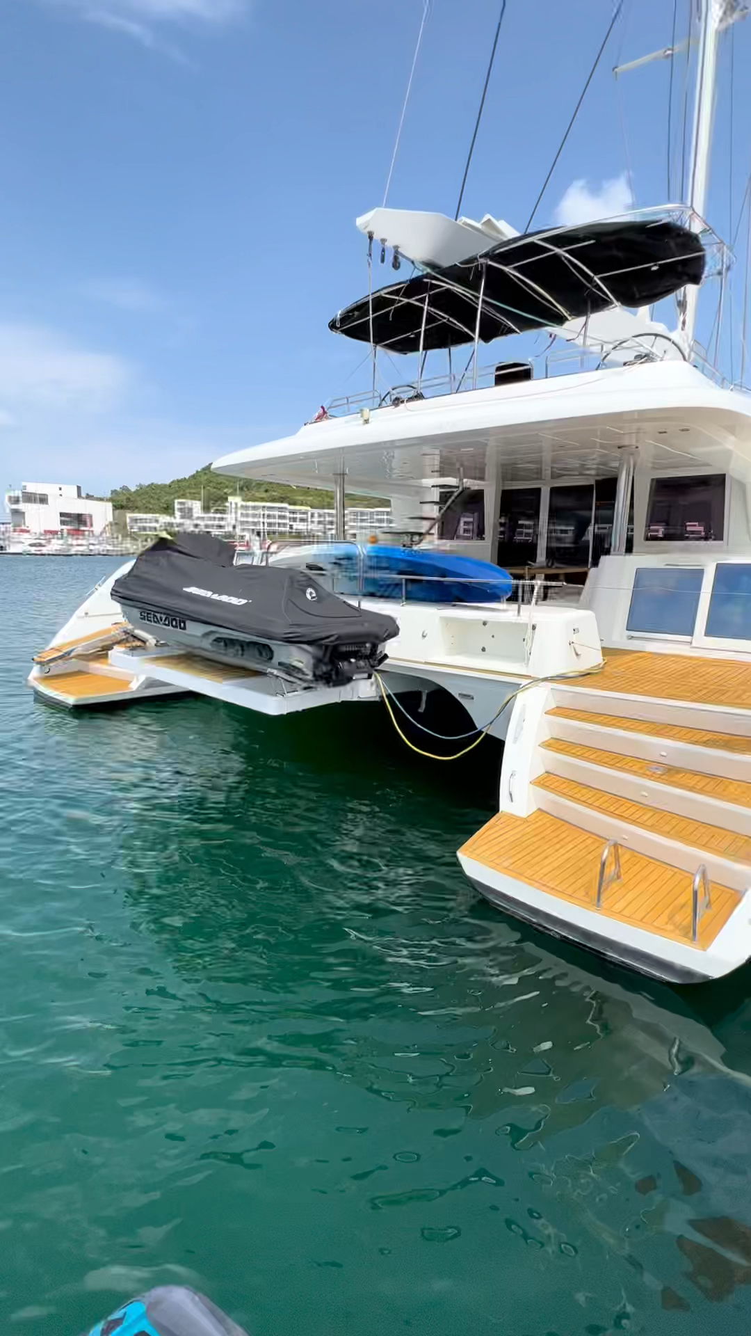 正常蓝高620双体帆船这里配的是一条喷泵式橡皮艇很少有人在这里配