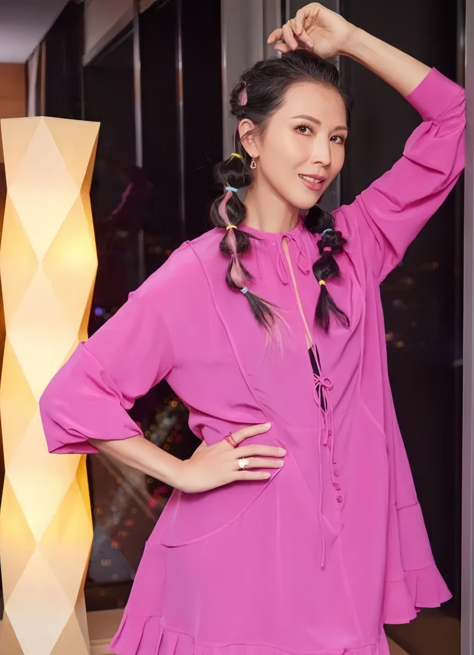 蔡少芬最新的造型真是美得惊艳,她的整体形象瞬间年轻了二十多岁.