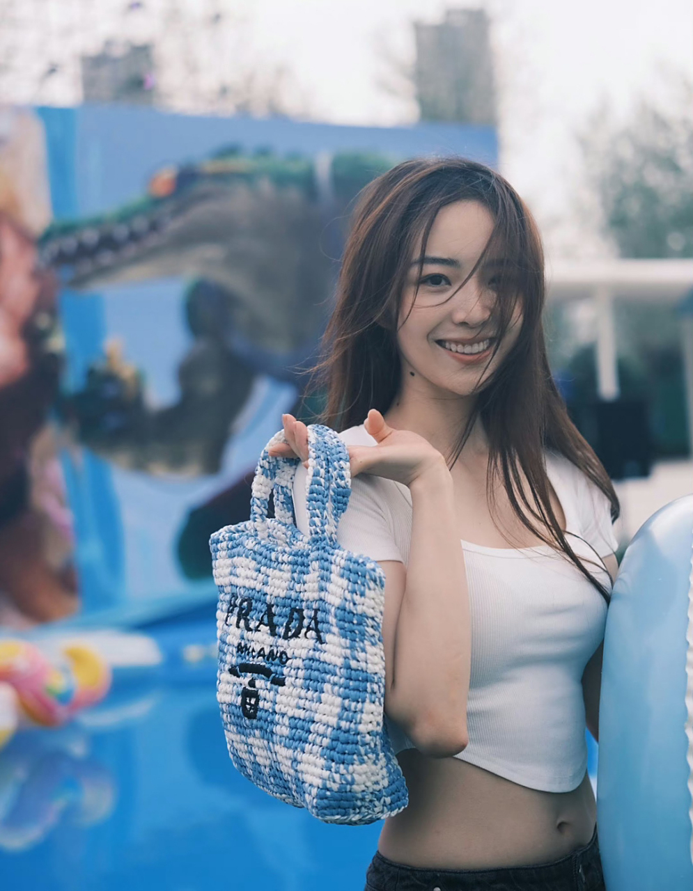 余霜阿姨这身材一直在线啊,30岁真的是女人的巅峰状态,好想对她脖子上