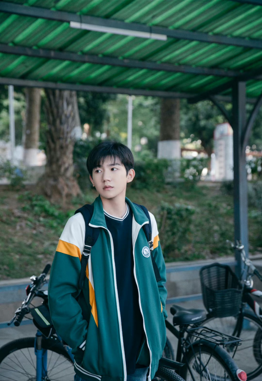 穿上校服的王源,青春活