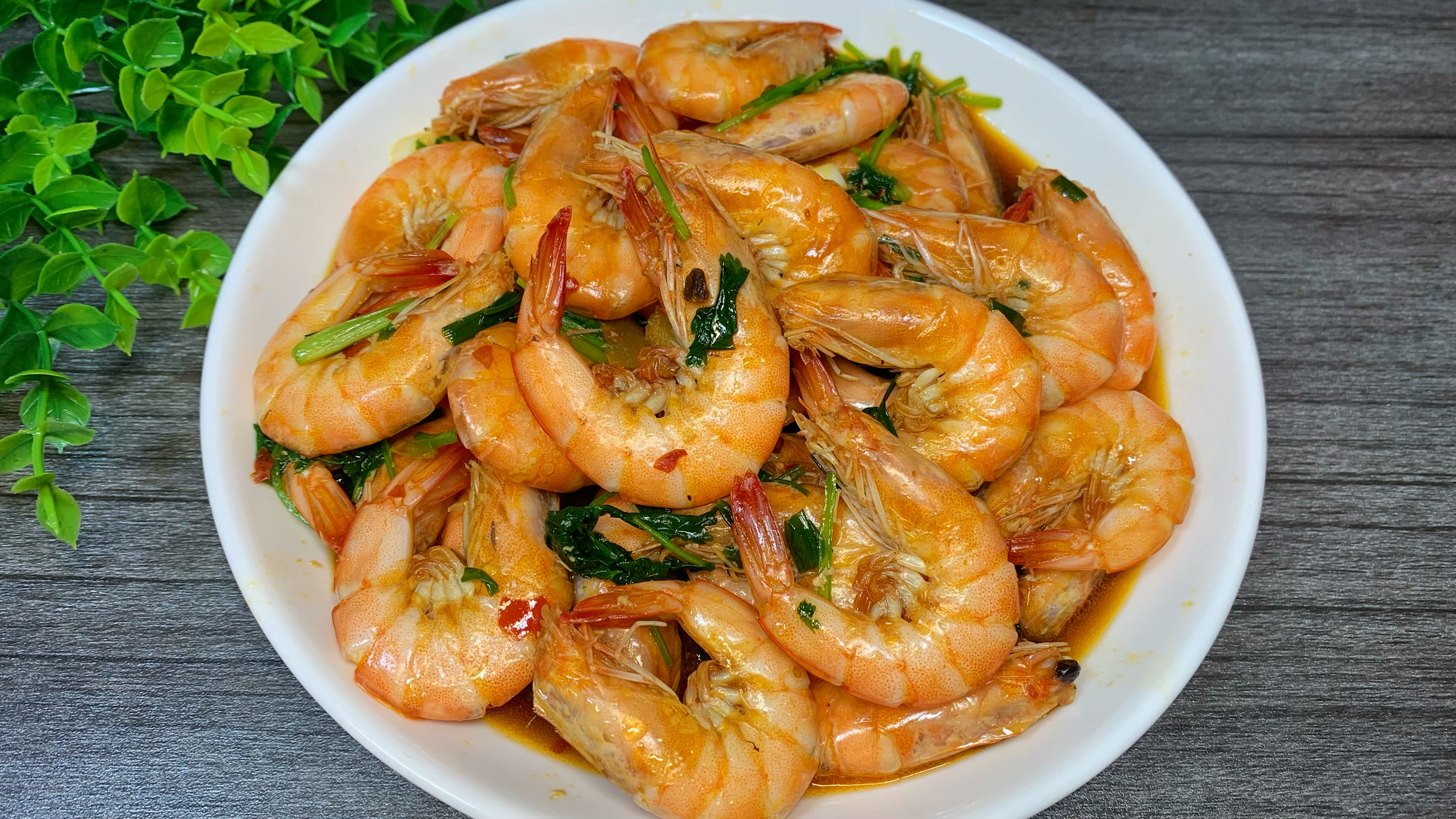 红烧大虾最简单的家常做法,肉嫩鲜美,营养美味,大人孩子都爱吃