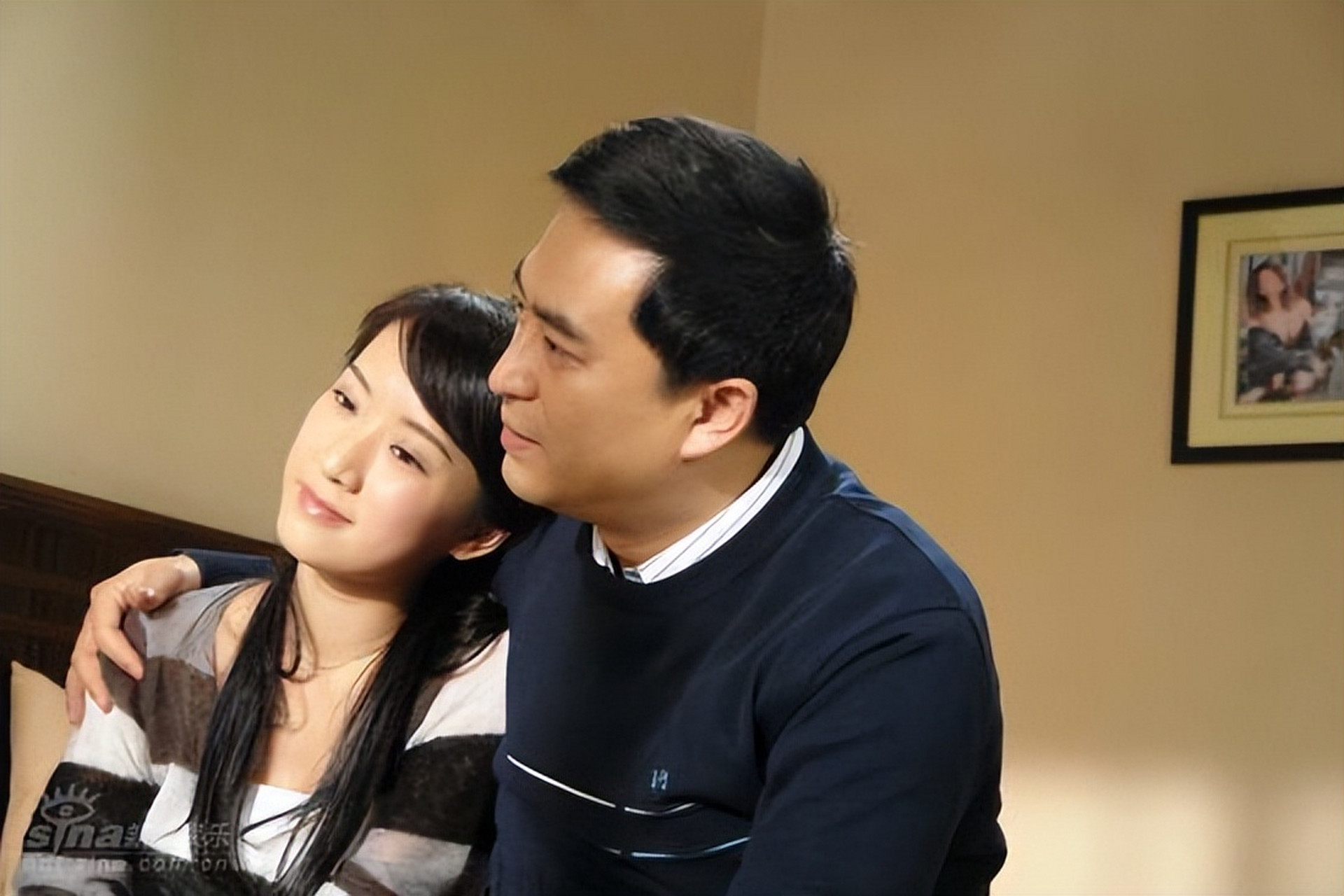 《蜗居》中,宋思明与海藻亲密之后,他回到了家中,身心都还沉浸在刚才