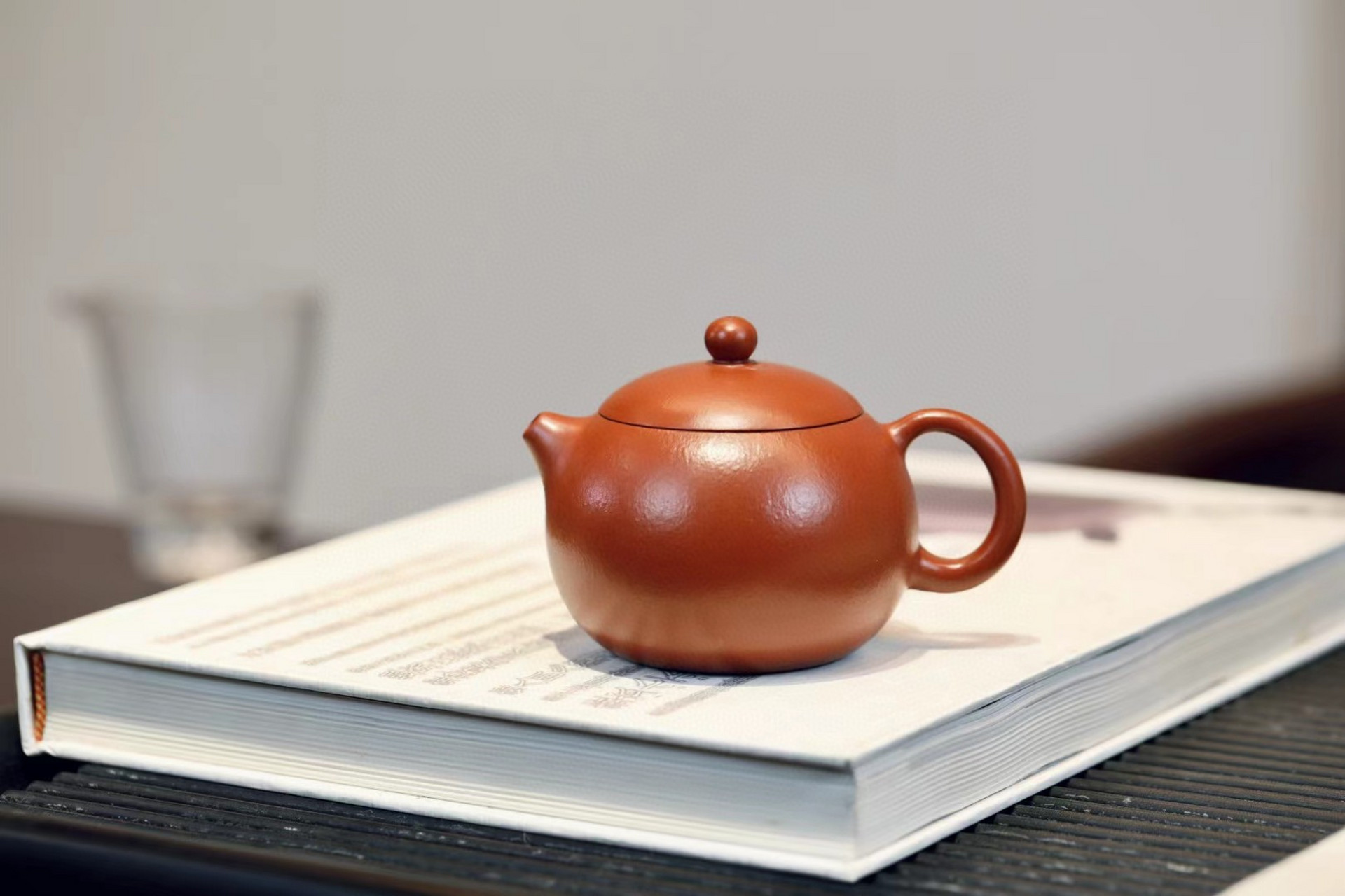 西施|原矿朱泥|200cc|半手  壶流短小俊俏,倒把壶錾宛若发髻,稍稍下垂