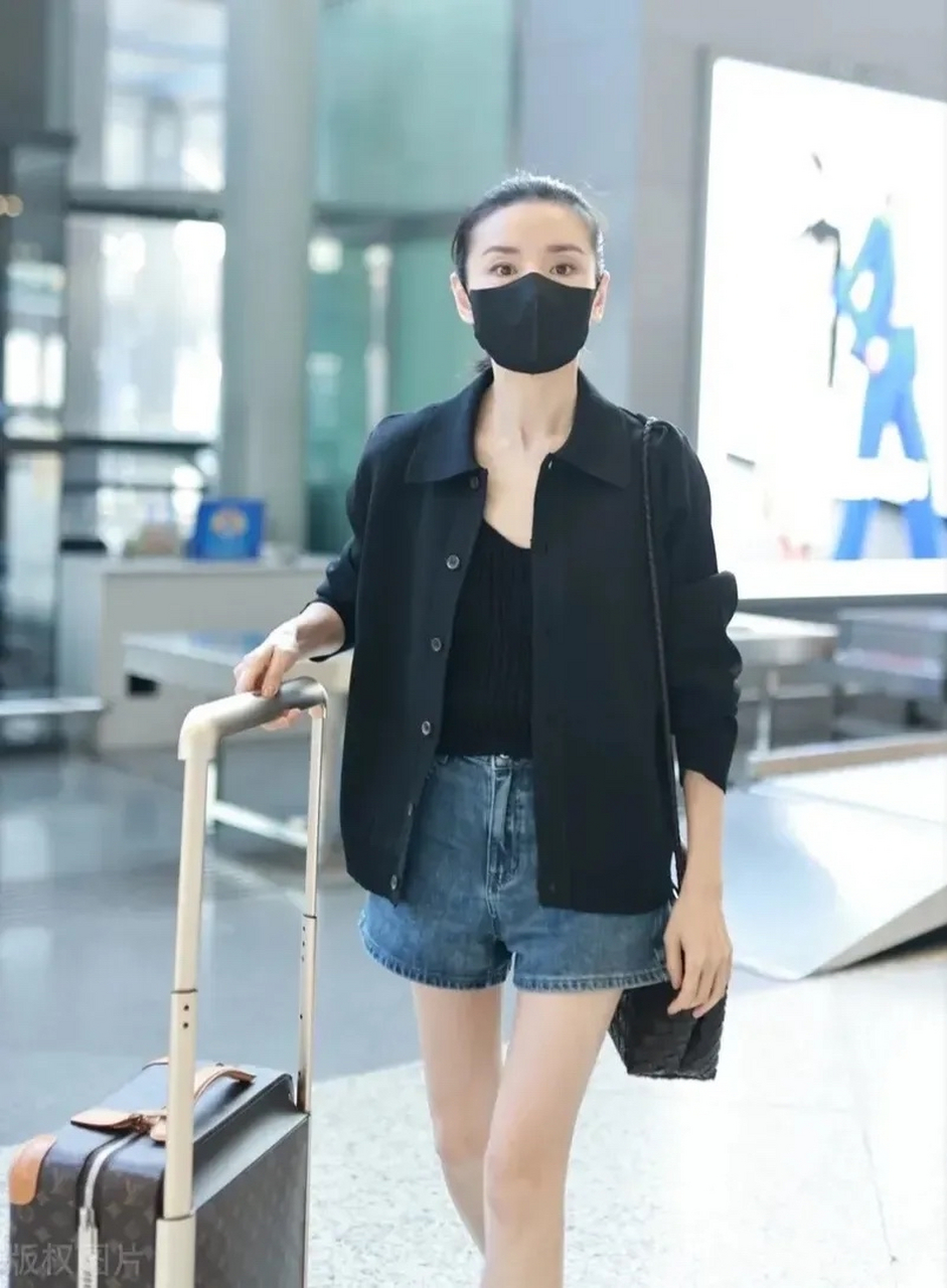 董洁又美回来了,简单的黑色外套搭配牛仔短热裤,扎着高马尾,清新减龄!