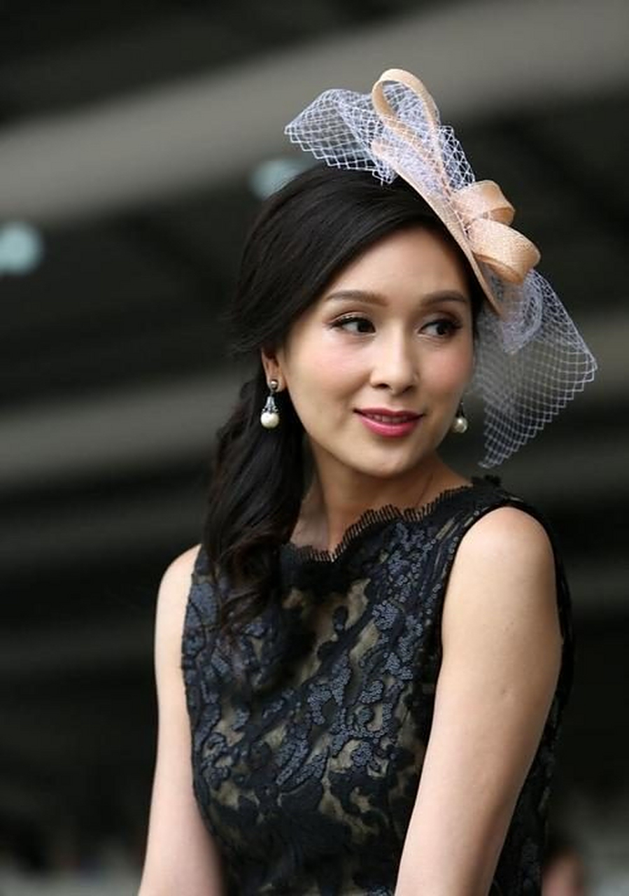 然而,在这些耀眼的光芒背后,我们也不得不承认,有些女明星的行为确实