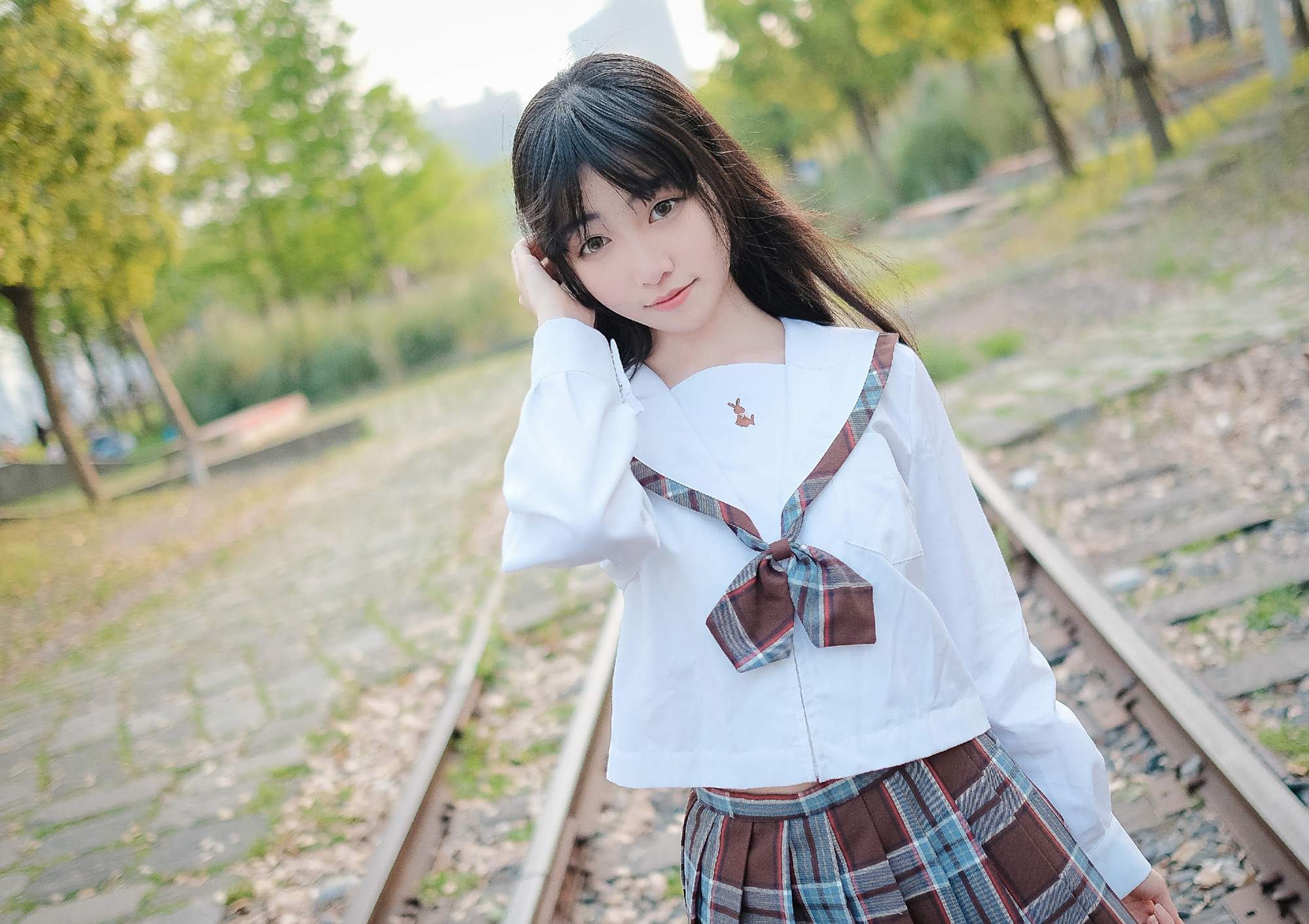 穿过膝"白丝"的jk少女,沿着铁路,开始一段没有目的地的旅程