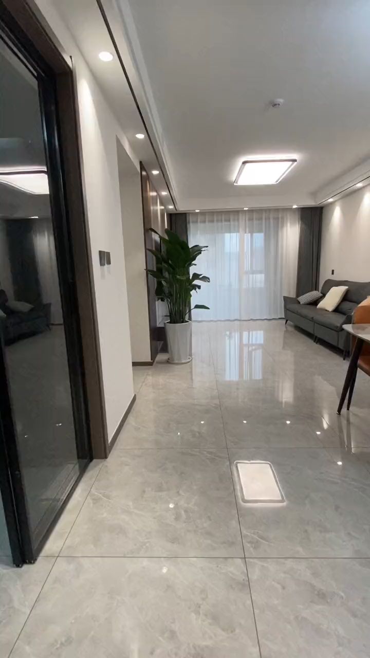 装修最不后悔就是选择800*800暖灰色瓷砖全屋通铺,简约大气显宽敞,最