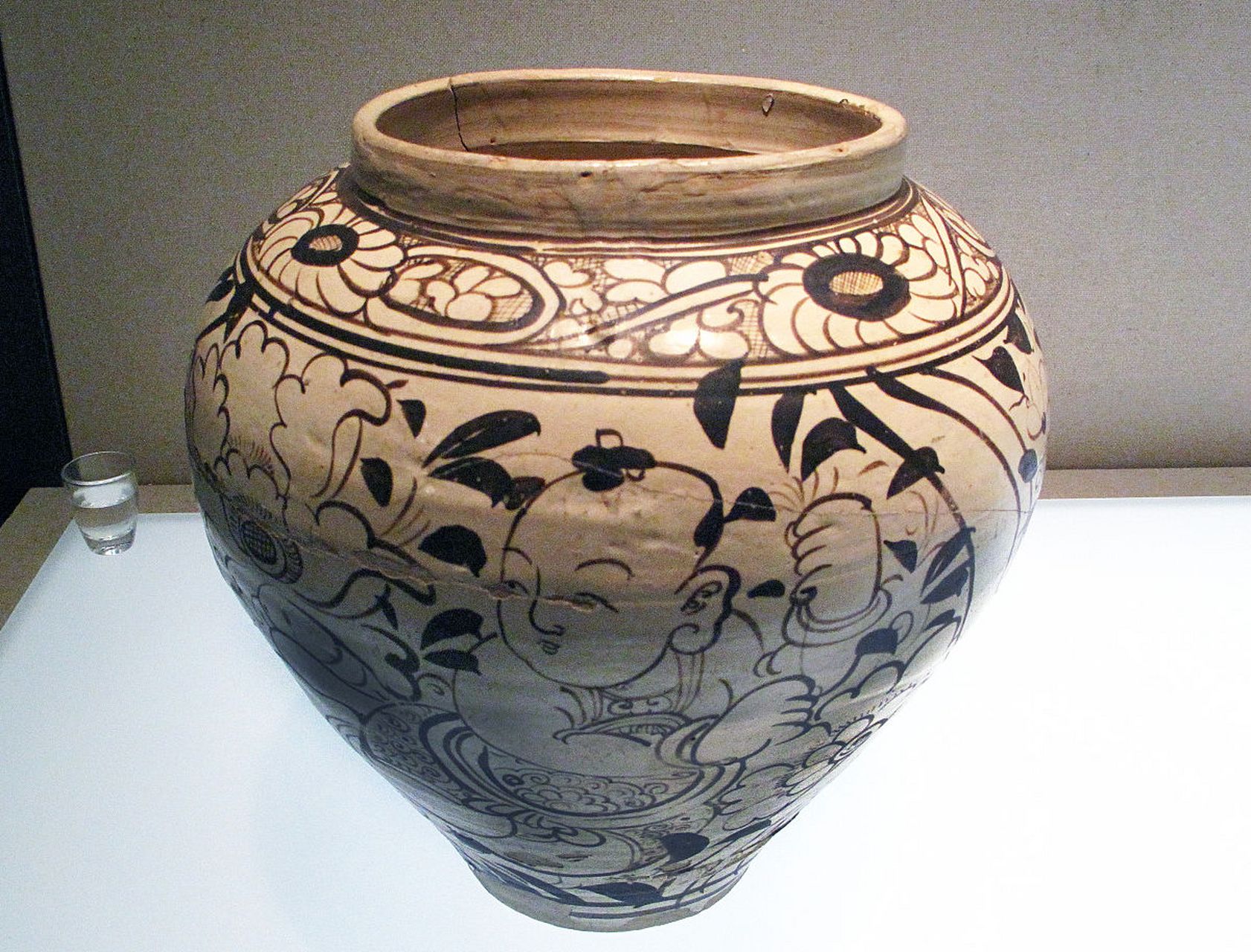 【如果国宝会说话】 磁州窑白釉黑花婴戏图瓷罐 绘画手法简练粗犷 极