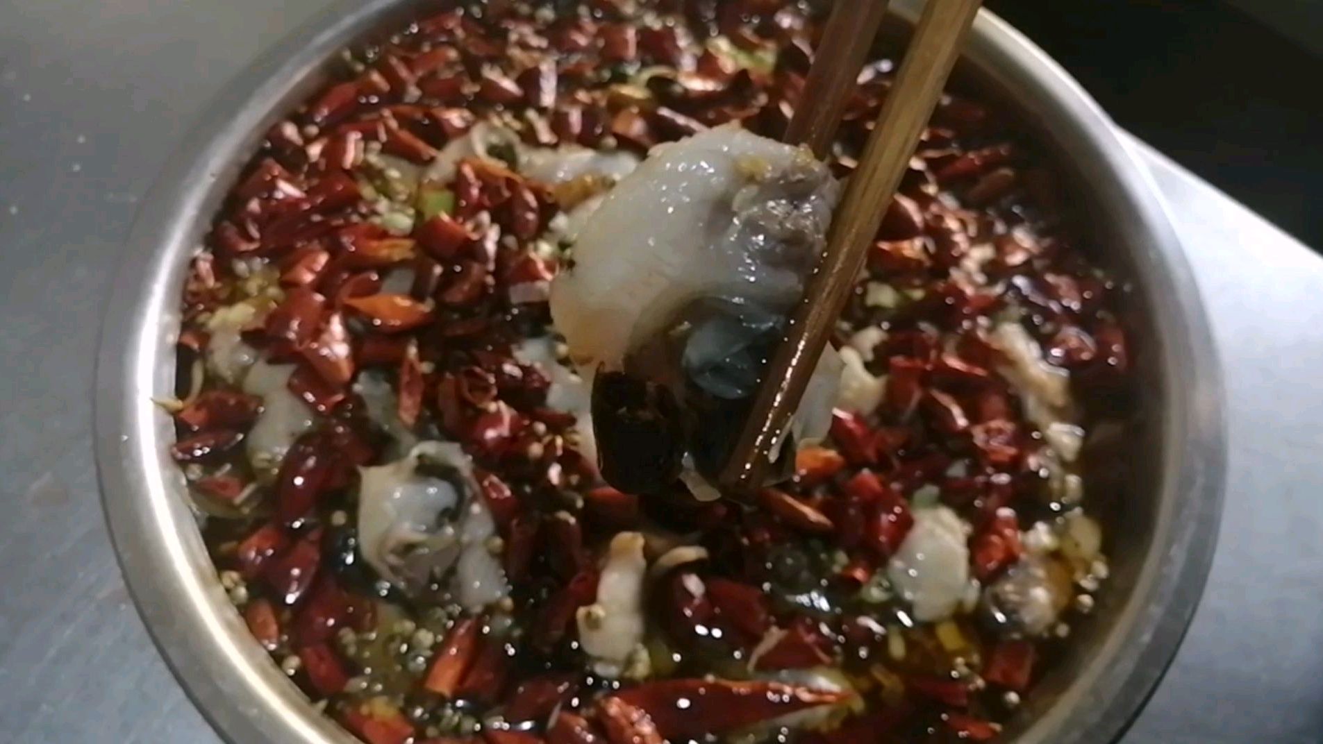 酒店大厨分享水煮鱼家常做法,鱼肉嫩白,麻辣鲜香,技巧容易掌握