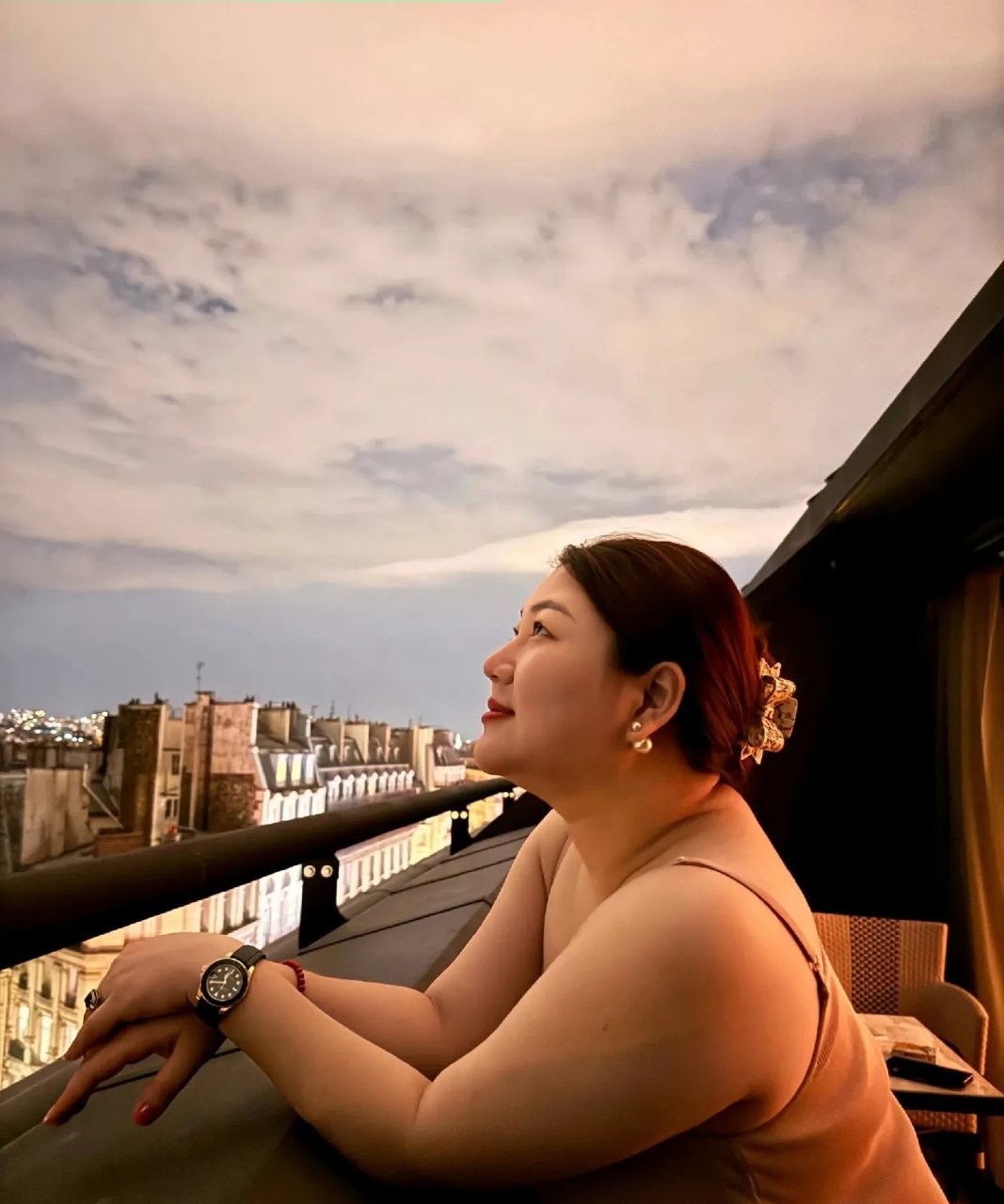 38岁的杨天真以一组中秋节的照片引发了网友的热议,她在附言中写下"