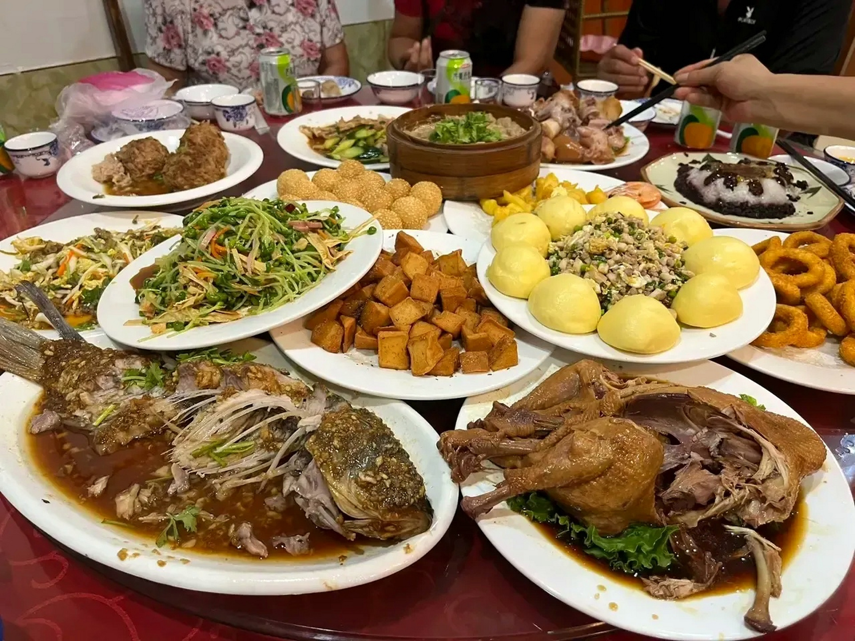 我邻居张大哥家里办酒席,请我们村里专业办酒席的乡厨,每桌280块钱,我