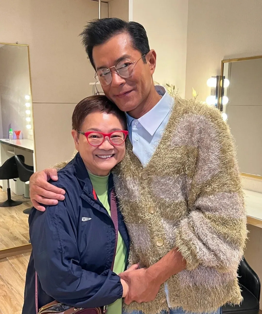 香港著名演员古天乐在53岁生日当天举办了一场盛大的派对,现场摆满了